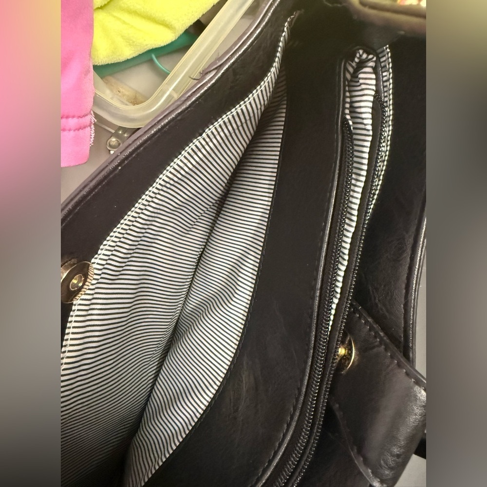 Elegant Black Leather Shoulder Bag With Strap - Picture 6 of 7